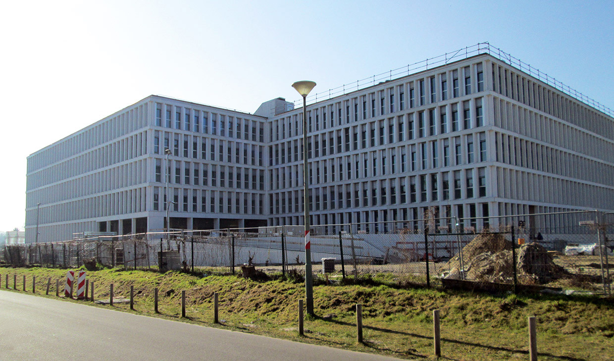 Teilansicht der Außenfassade mit insgesamt drei versetzten Baukörper, Straße An den Kopfweiden . Neubau Bundespolizeipräsidium, Potsdam Teilansicht der Außenfassade mit insgesamt drei versetzten Baukörper, Straße An den Kopfweiden . Neubau Bundespolizeipräsidium, Potsdam