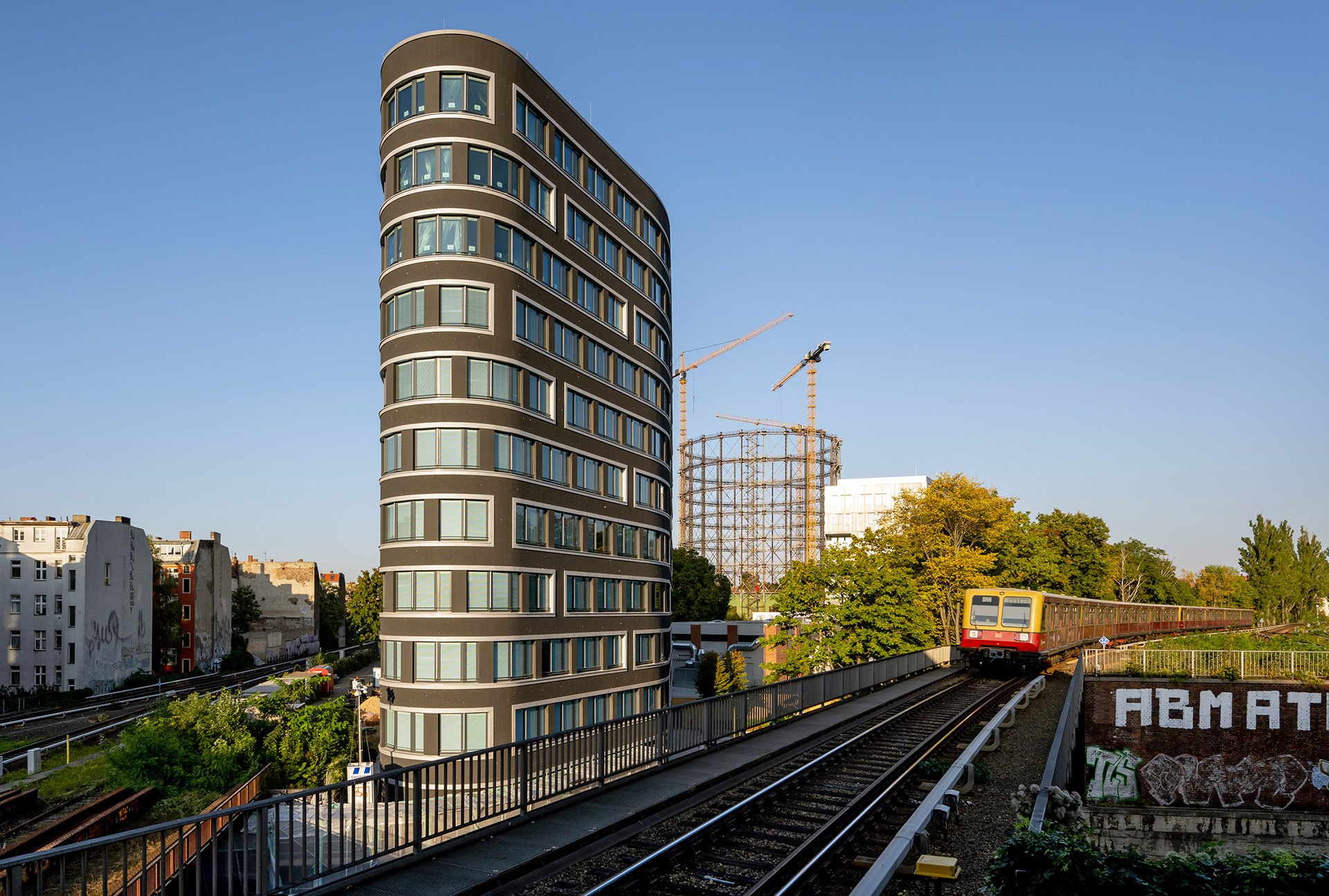 Gebäudeansicht an der Berliner Stadtbahn . Neubau Verwaltungsgebäude EUREF-Campus Haus 1 /2, Berlin