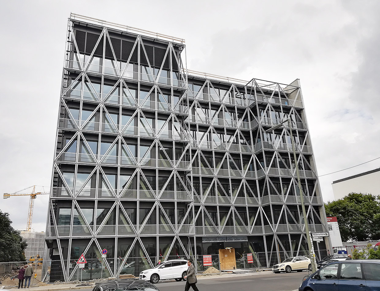 Gebäudeansicht an der Friedrichstrasse mit prägender, netzförmiger Fassadenstruktur . Neubau taz-Redaktionsgebäude, Berlin Gebäudeansicht an der Friedrichstrasse mit prägender, netzförmiger Fassadenstruktur . Neubau taz-Redaktionsgebäude, Berlin