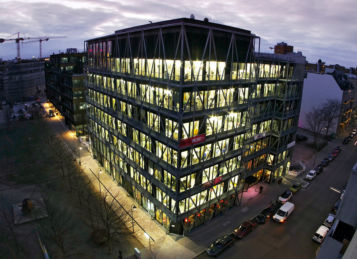 Nachtansicht mit beleuchteten Bürogebäude . Neubau taz-Redaktionsgebäude, Berlin Nachtansicht mit beleuchteten Bürogebäude . Neubau taz-Redaktionsgebäude, Berlin