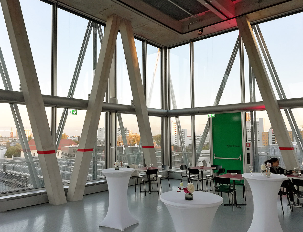 taz Kantine mit Innenansicht der großflächigen Glasfassade . Neubau taz-Redaktionsgebäude, Berlin taz Kantine mit Innenansicht der großflächigen Glasfassade . Neubau taz-Redaktionsgebäude, Berlin