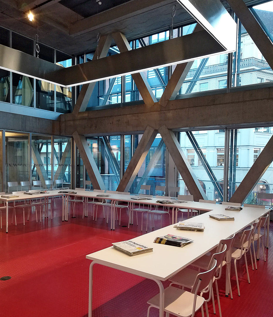 Innenansicht Besprechungsraum mit raumprägenden Stützelementen . Neubau taz-Redaktionsgebäude, Berlin Innenansicht Besprechungsraum mit raumprägenden Stützelementen . Neubau taz-Redaktionsgebäude, Berlin