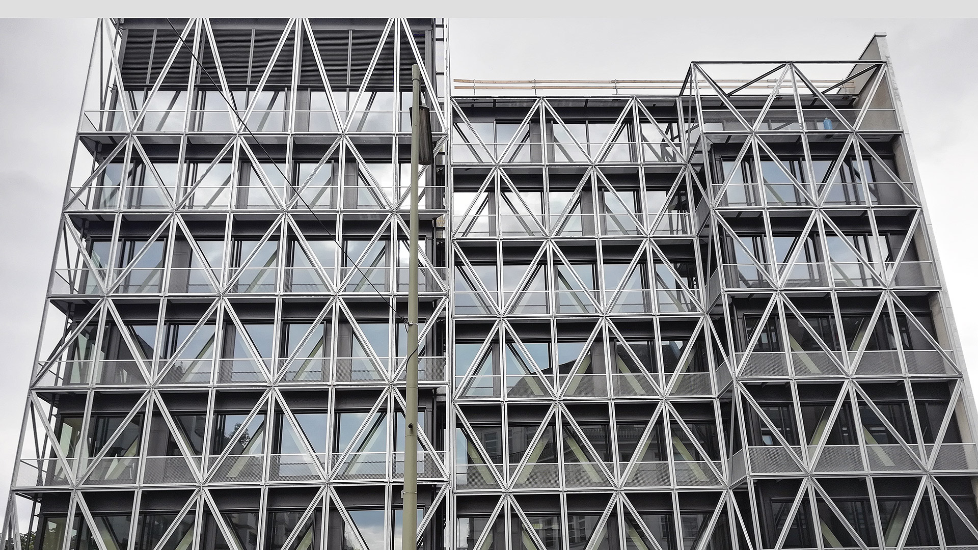 Ansicht Glasfassade mit vorgelagerten, umlaufenden Balkonen und Fassadengitter . Neubau taz-Redaktionsgebäude, Berlin
