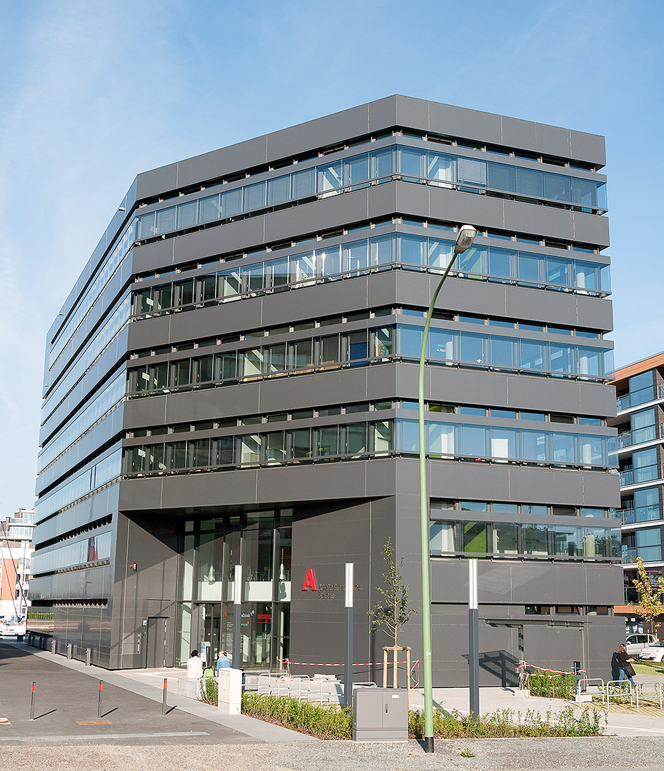 Gebäudeansicht mit Eingangsbereich . Neubau Verwaltungsgebäude der Arbeitnehmerkammer Bremen