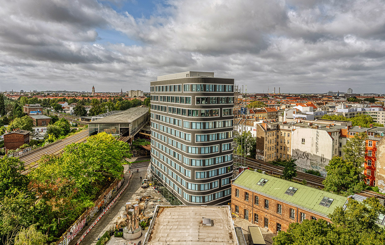 Ansicht des Verwaltungsgebäudes im Berliner Stadtraum/ am S-Bahnhof Schöneberg . Neubau Verwaltungsgebäude EUREF-Campus Haus 1 /2, Berlin