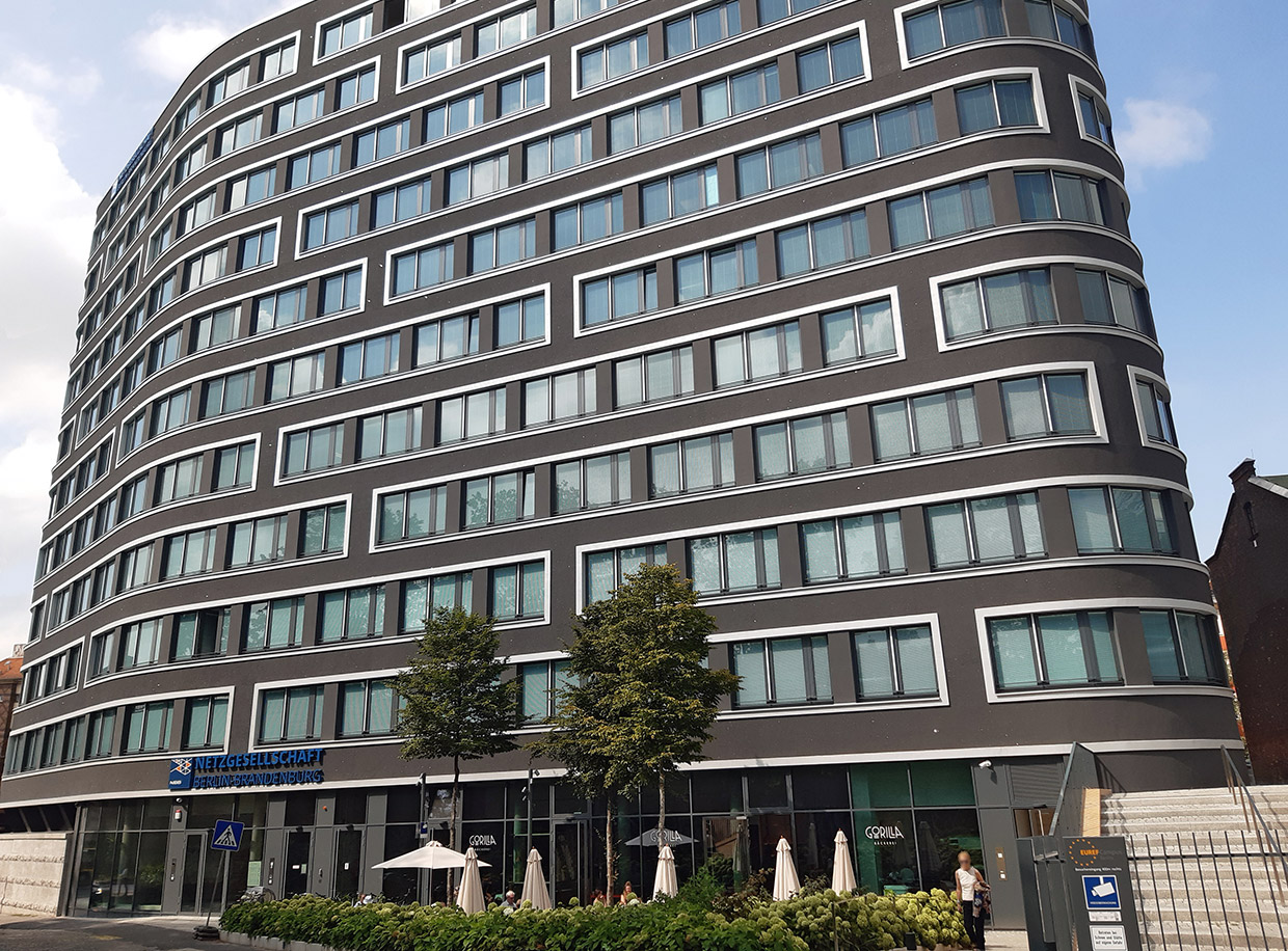 Fassadenansicht des Gebäudes (Fenster mit Dreifachverglasung und integrierten, automatischen Sonnenschutz) . Neubau Verwaltungsgebäude EUREF-Campus Haus 1 /2, Berlin Fassadenansicht des Gebäudes (Fenster mit Dreifachverglasung und integrierten, automatischen Sonnenschutz) . Neubau Verwaltungsgebäude EUREF-Campus Haus 1 /2, Berlin