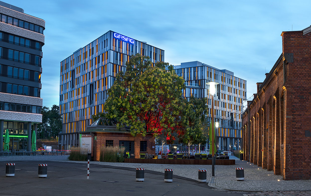 Gebäudeansicht mit Fassadebeleuchtung . Neubau Verwaltungsgebäude EUREF-Campus Haus 23/24, Berlin Gebäudeansicht mit Fassadebeleuchtung . Neubau Verwaltungsgebäude EUREF-Campus Haus 23/24, Berlin