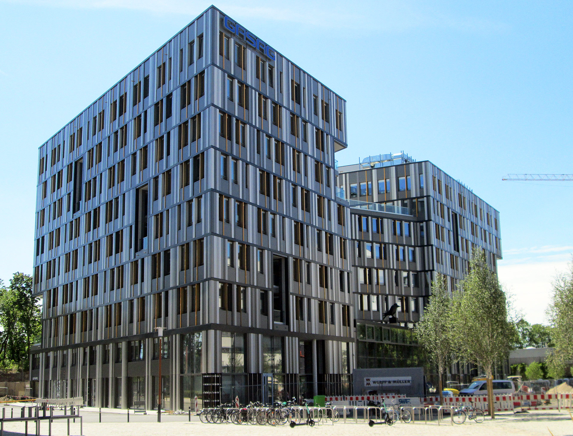 Gebäudeansicht mit Metall- und Glasfassade aus Richtung EUREF-Platz . Neubau Verwaltungsgebäude EUREF-Campus Haus 23/24, Berlin