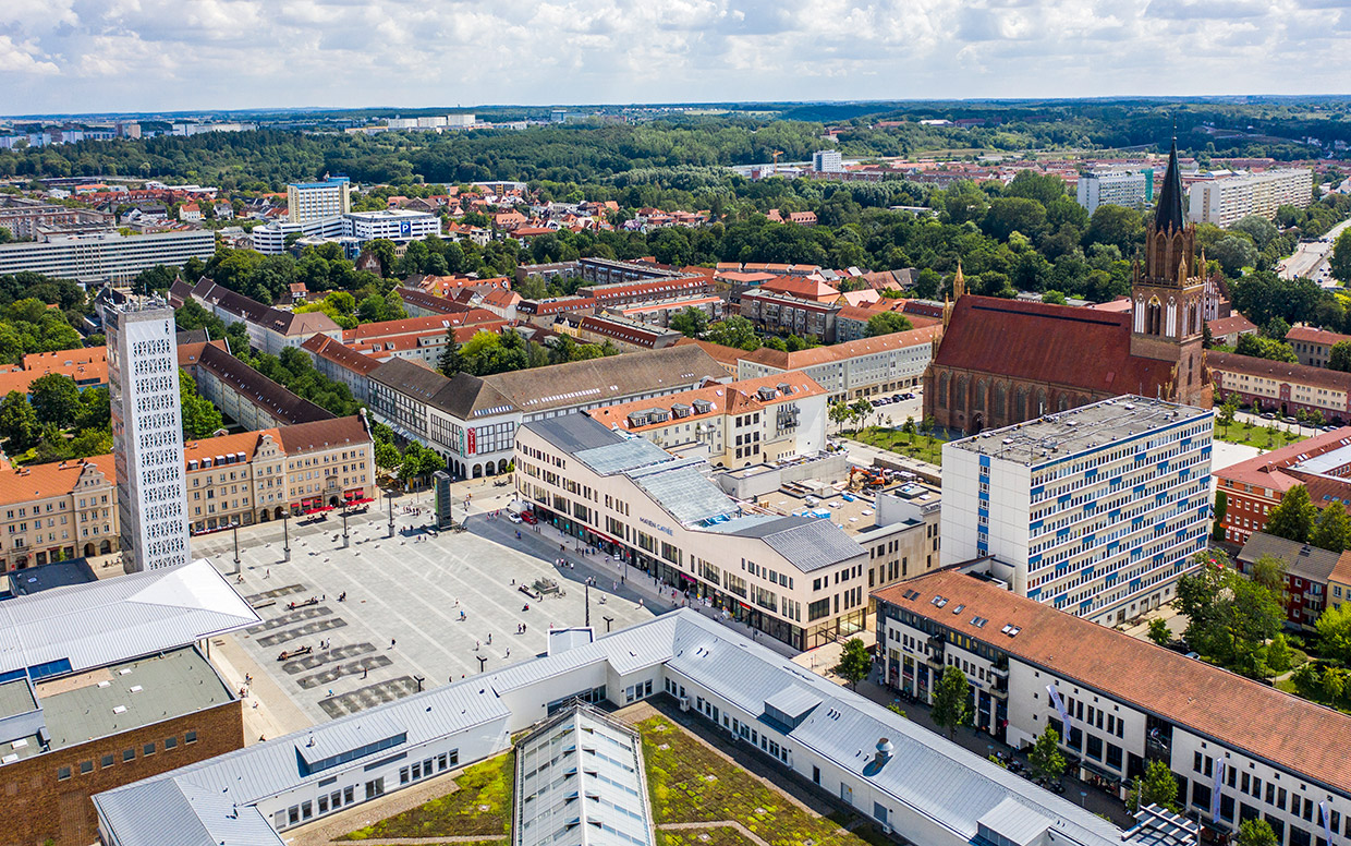 Luftbildansicht Einzelhandelszentrum im Innenstadtraum . Neubau Einzelhandelszentrum Marien Carrée in Neubrandenburg