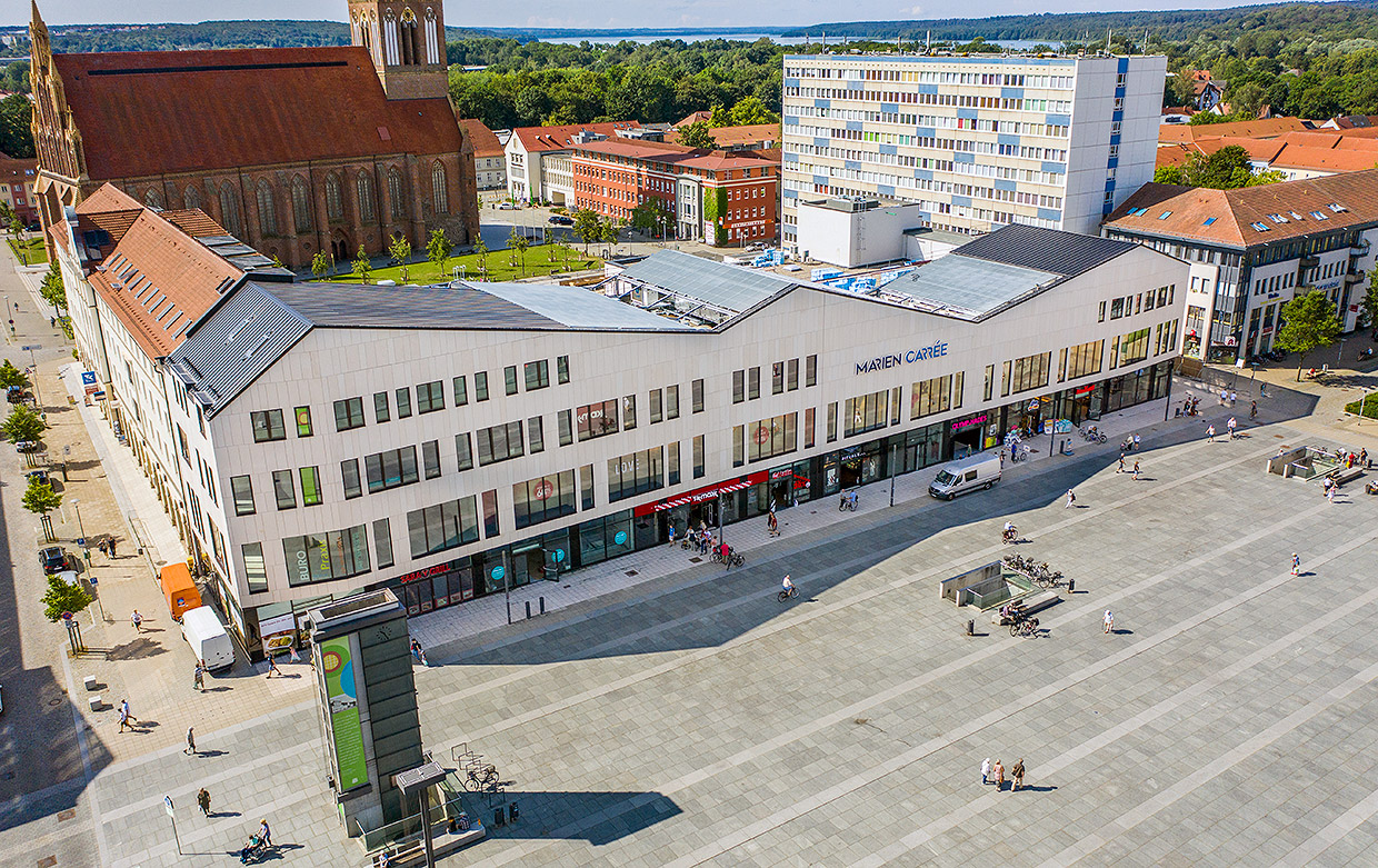 Luftbildansicht Einzelhandelszentrum am Marktplatz. Neubau Einzelhandelszentrum Marien Carrée in Neubrandenburg