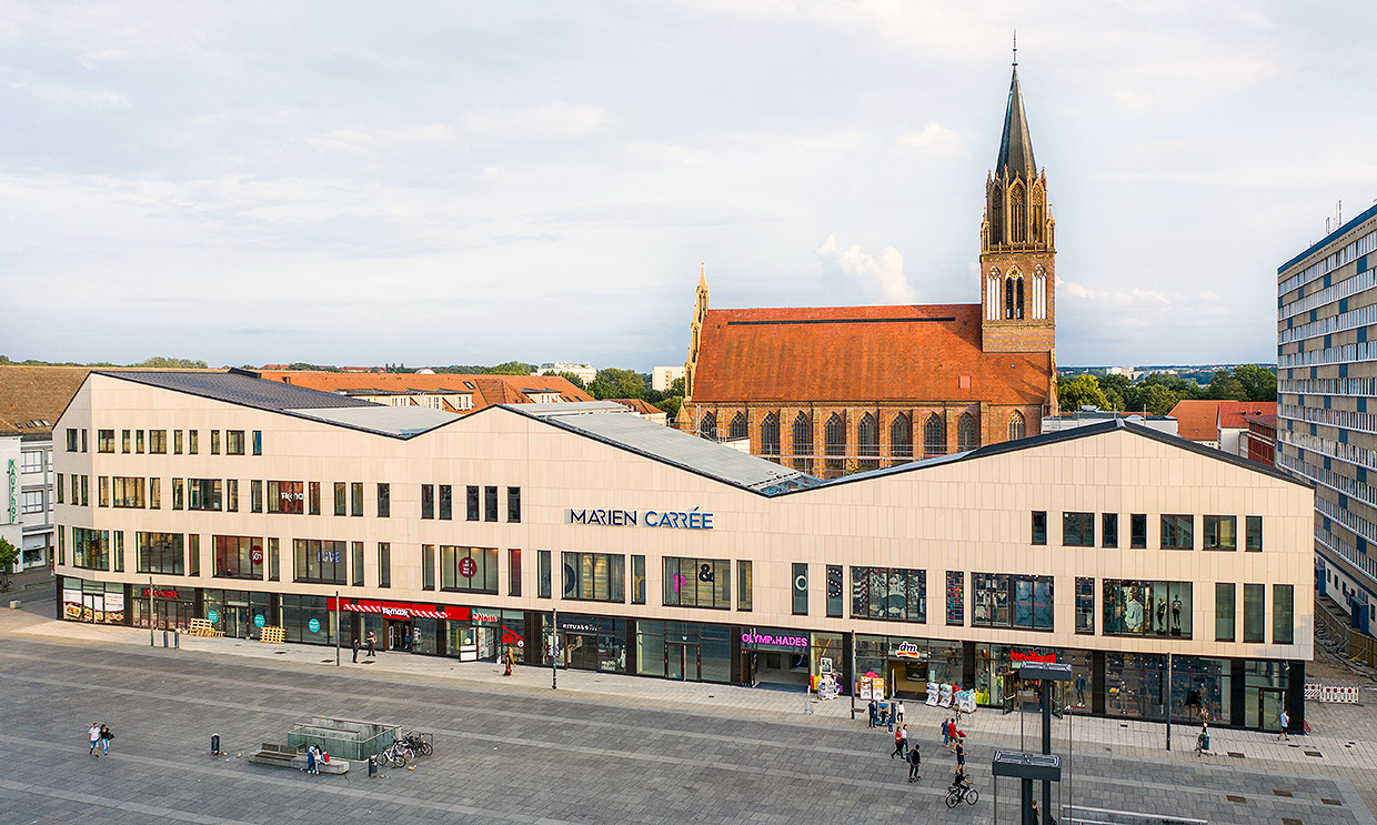 Luftbildansicht Einzelhandelszentrum mit Konzertkirche Neubrandenburg . Neubau Einzelhandelszentrum Marien Carrée in Neubrandenburg