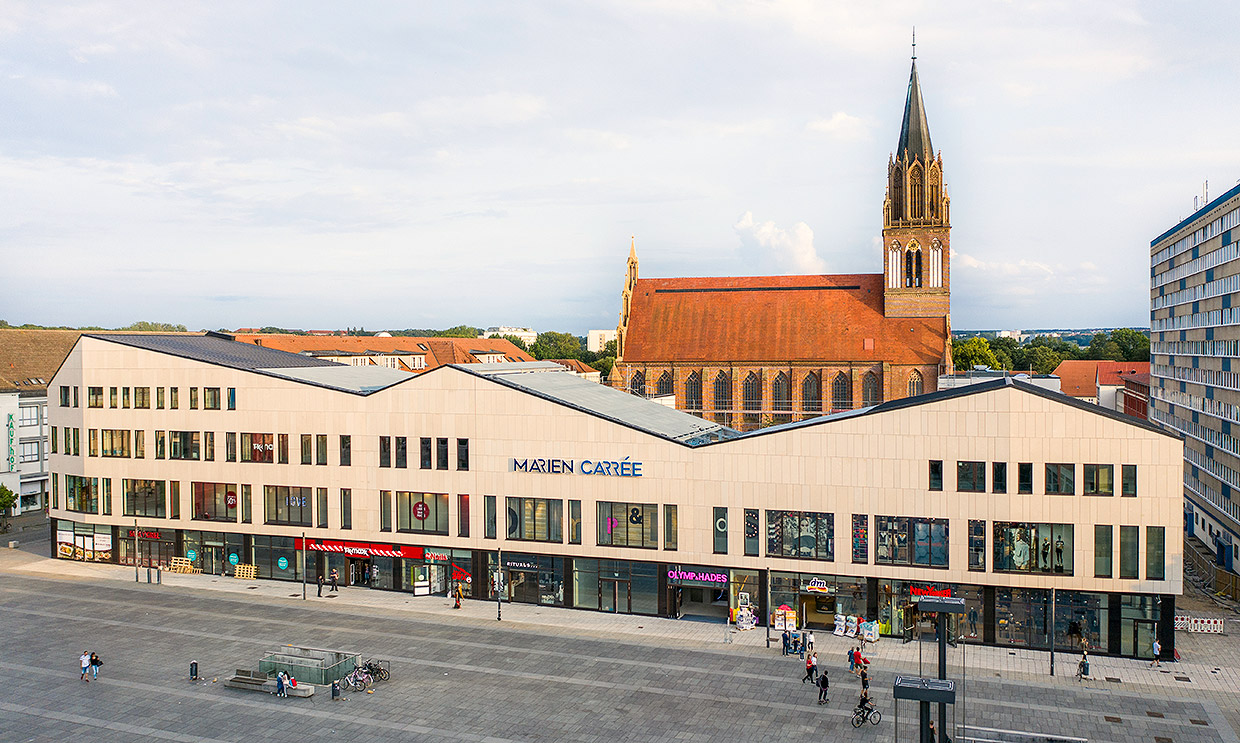 Luftbildansicht Einzelhandelszentrum mit Konzertkirche Neubrandenburg . Neubau Einzelhandelszentrum Marien Carrée in Neubrandenburg Luftbildansicht Einzelhandelszentrum mit Konzertkirche Neubrandenburg . Neubau Einzelhandelszentrum Marien Carrée in Neubrandenburg