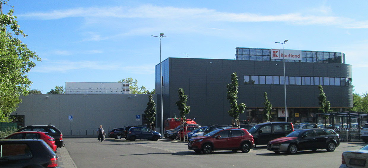 Fassadenansicht Kauflandsupermarkt-Spandau mit Kundenparkplatz . Neubau Verbrauchermarkt, Berlin-Spandau