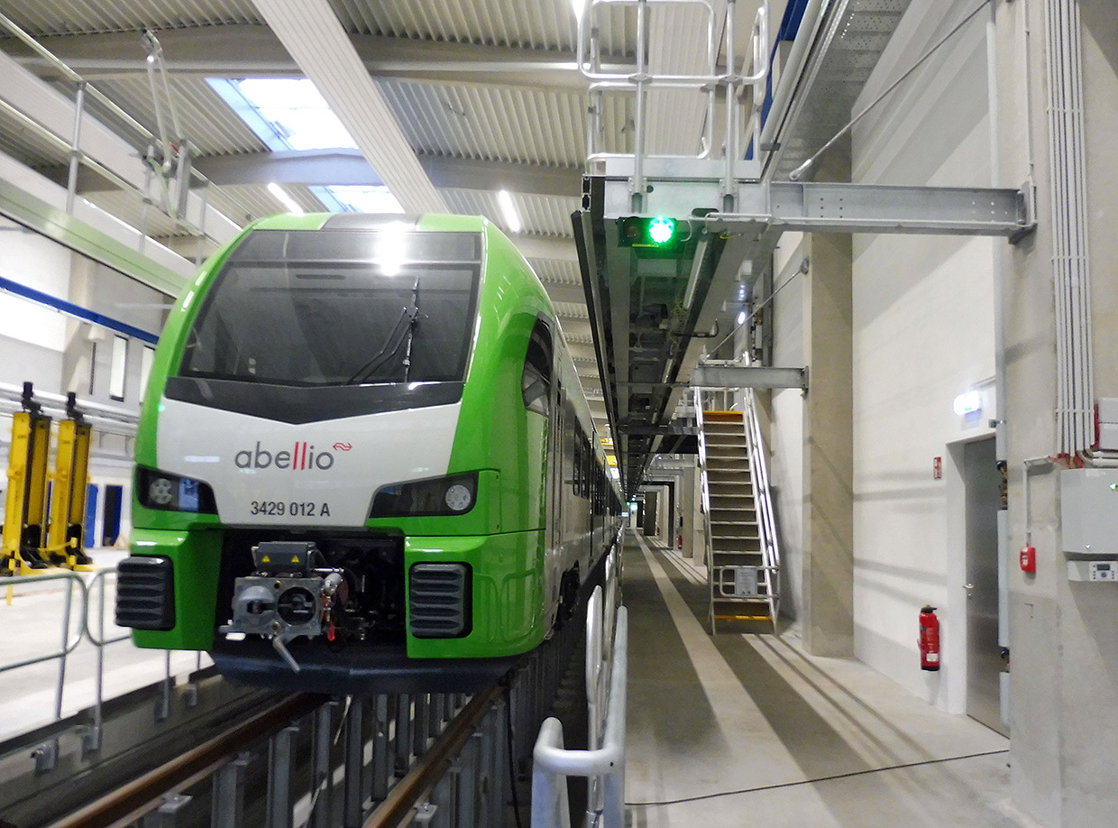 Detailinnenansicht Werkstatthalle mit eingefahrener Regionalbahn . Neubau Instandhaltungs-Werkstatt für Regionalbahnzüge, Herne Detailinnenansicht Werkstatthalle mit eingefahrener Regionalbahn . Neubau Instandhaltungs-Werkstatt für Regionalbahnzüge, Herne
