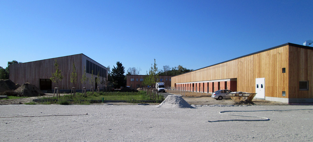 Ansicht Reithalle und Stallungen . Neubau für die Reiterstaffel der Bundespolizei, Stahnsdorf Ansicht Reithalle und Stallungen . Neubau für die Reiterstaffel der Bundespolizei, Stahnsdorf
