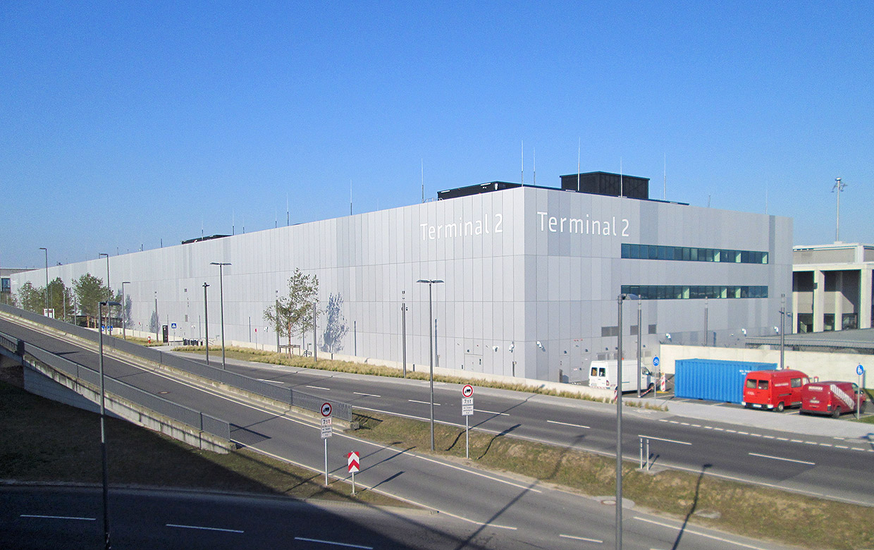 Ansicht Fassade aus silbereloxierten, geschliffenen Aluminiumpaneelen, August-Heinrich-Euler-Straße / Melli-Beese-Ring . Neubau Terminal 2 am Flughafen Berlin-Brandenburg, Berlin-Schönefeld Ansicht Fassade aus silbereloxierten, geschliffenen Aluminiumpaneelen, August-Heinrich-Euler-Straße / Melli-Beese-Ring . Neubau Terminal 2 am Flughafen Berlin-Brandenburg, Berlin-Schönefeld