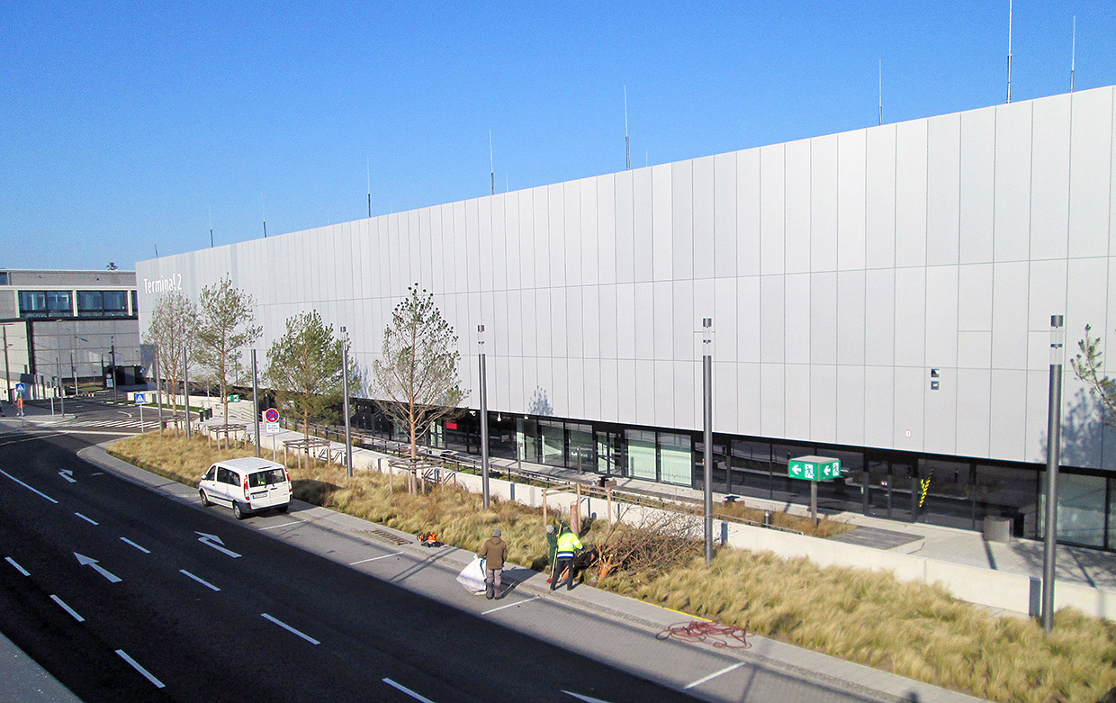 weitere Ansicht Fassade, August-Heinrich-Euler-Straße / Comuterhof Nord . Neubau Terminal 2 am Flughafen Berlin-Brandenburg, Berlin-Schönefeld weitere Ansicht Fassade, August-Heinrich-Euler-Straße / Comuterhof Nord . Neubau Terminal 2 am Flughafen Berlin-Brandenburg, Berlin-Schönefeld