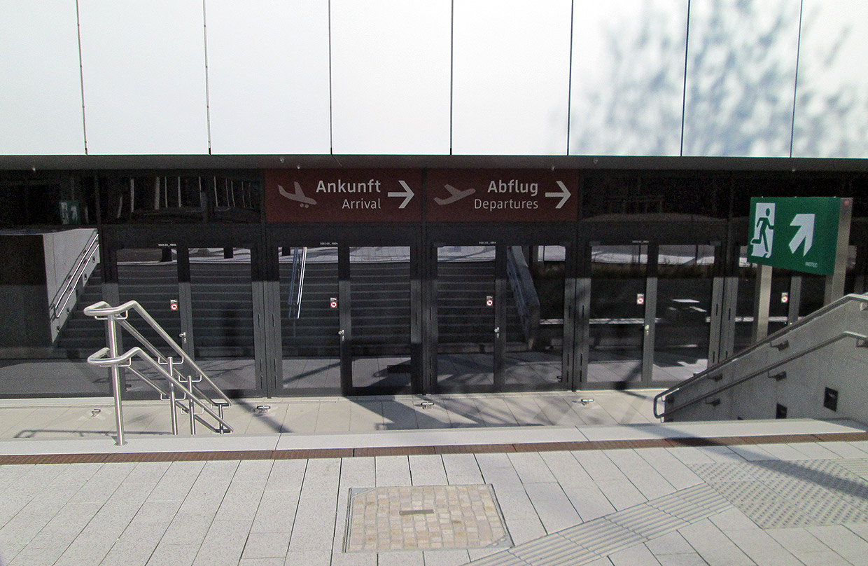 Eingangsbereich Ankunft, Abflug am Terminal 2 . Neubau Terminal 2 am Flughafen Berlin-Brandenburg, Berlin-Schönefeld