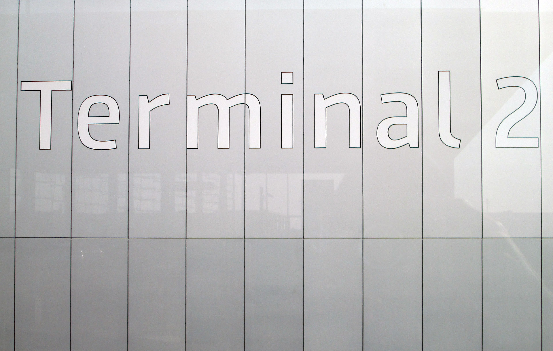 Detailansicht Fassade mit Inschrift Terminal 2 . Neubau Terminal 2 am Flughafen Berlin-Brandenburg, Berlin-Schönefeld