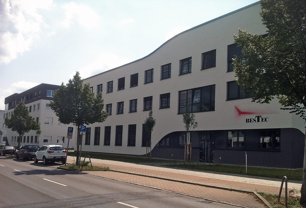 Ansicht des Gewerbebaus von der Straße Am Studio . Neubau Verwaltungs- und Produktionsgebäude BESTEC, Berlin
