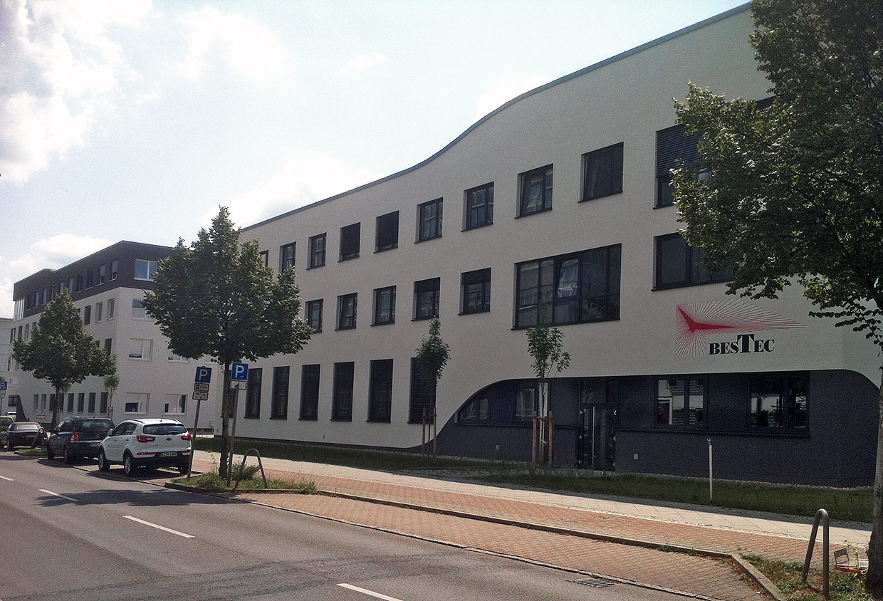 Ansicht des Gewerbebaus von der Straße Am Studio . Neubau Verwaltungs- und Produktionsgebäude BESTEC, Berlin Ansicht des Gewerbebaus von der Straße Am Studio . Neubau Verwaltungs- und Produktionsgebäude BESTEC, Berlin