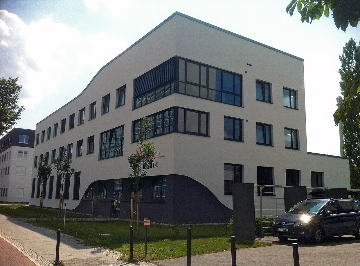 Detailansicht 1, Außenfassade . Neubau Verwaltungs- und Produktionsgebäude BESTEC, Berlin