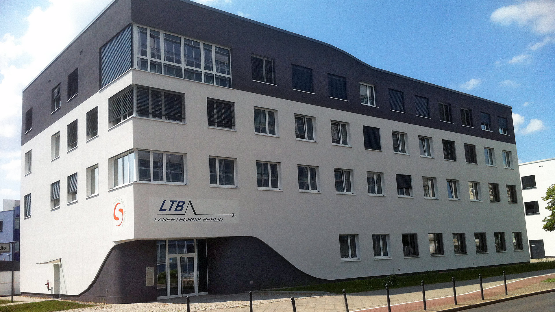 Gebäudeansicht mit Eingangsbereich . Neubau Verwaltungs- und Produktionsgebäude LTB Holding, Berlin