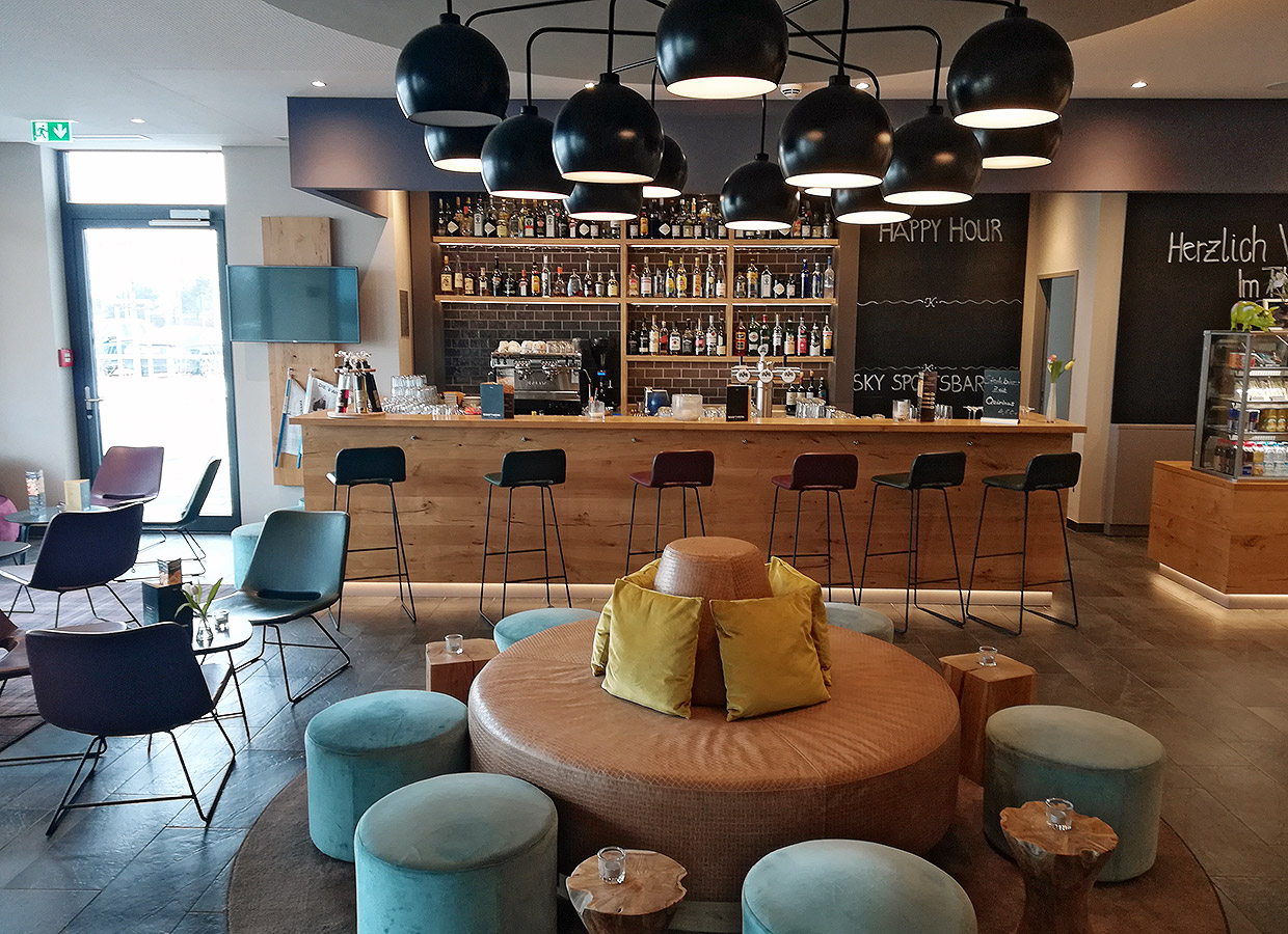 Ansicht Hotellobby Sitzbereich und Bar . Hotelneubau in München/ Unterföhring Ansicht Hotellobby Sitzbereich und Bar . Hotelneubau in München/ Unterföhring