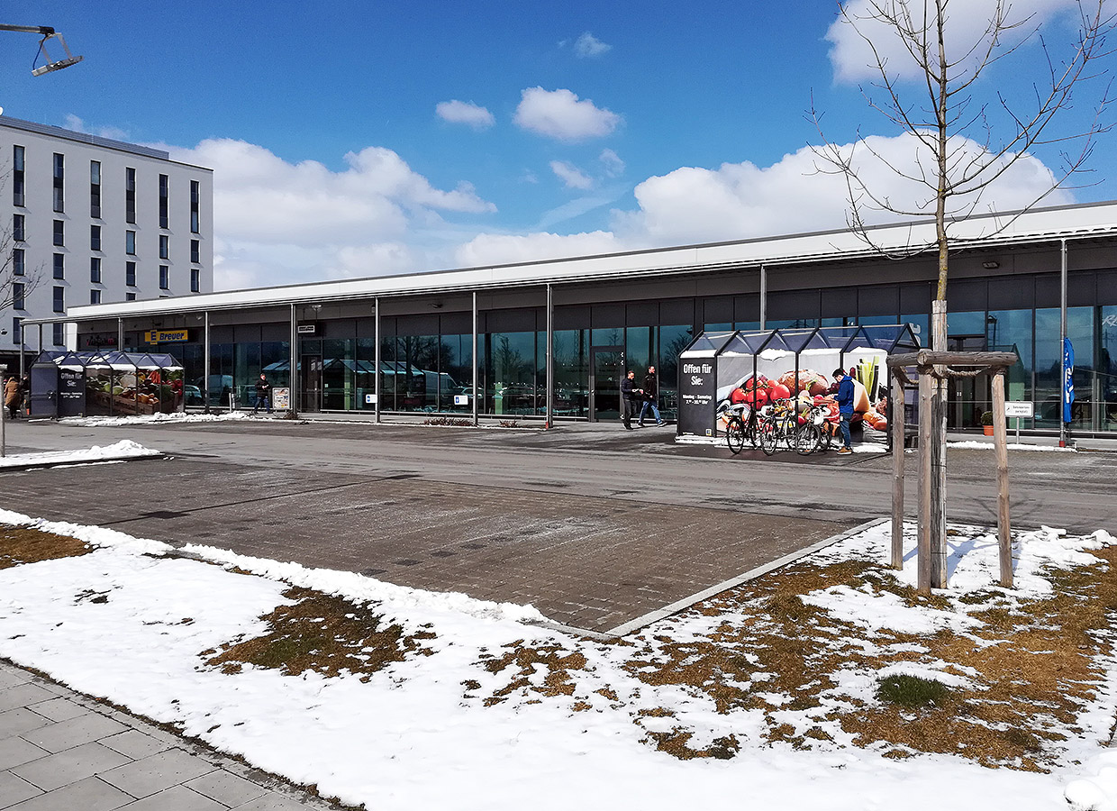 Außenbereich mit Nebengebäude . Hotelneubau in München/ Unterföhring