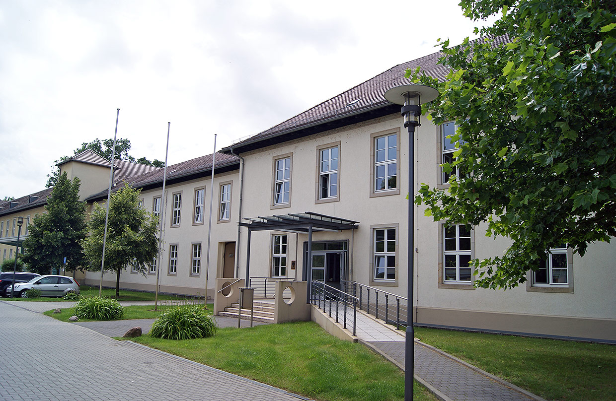 Ansicht Aussenfassade mit Eingangsbereich . Sanierung BImA Hauptverwaltung u. Hauptzollamt, Potsdam