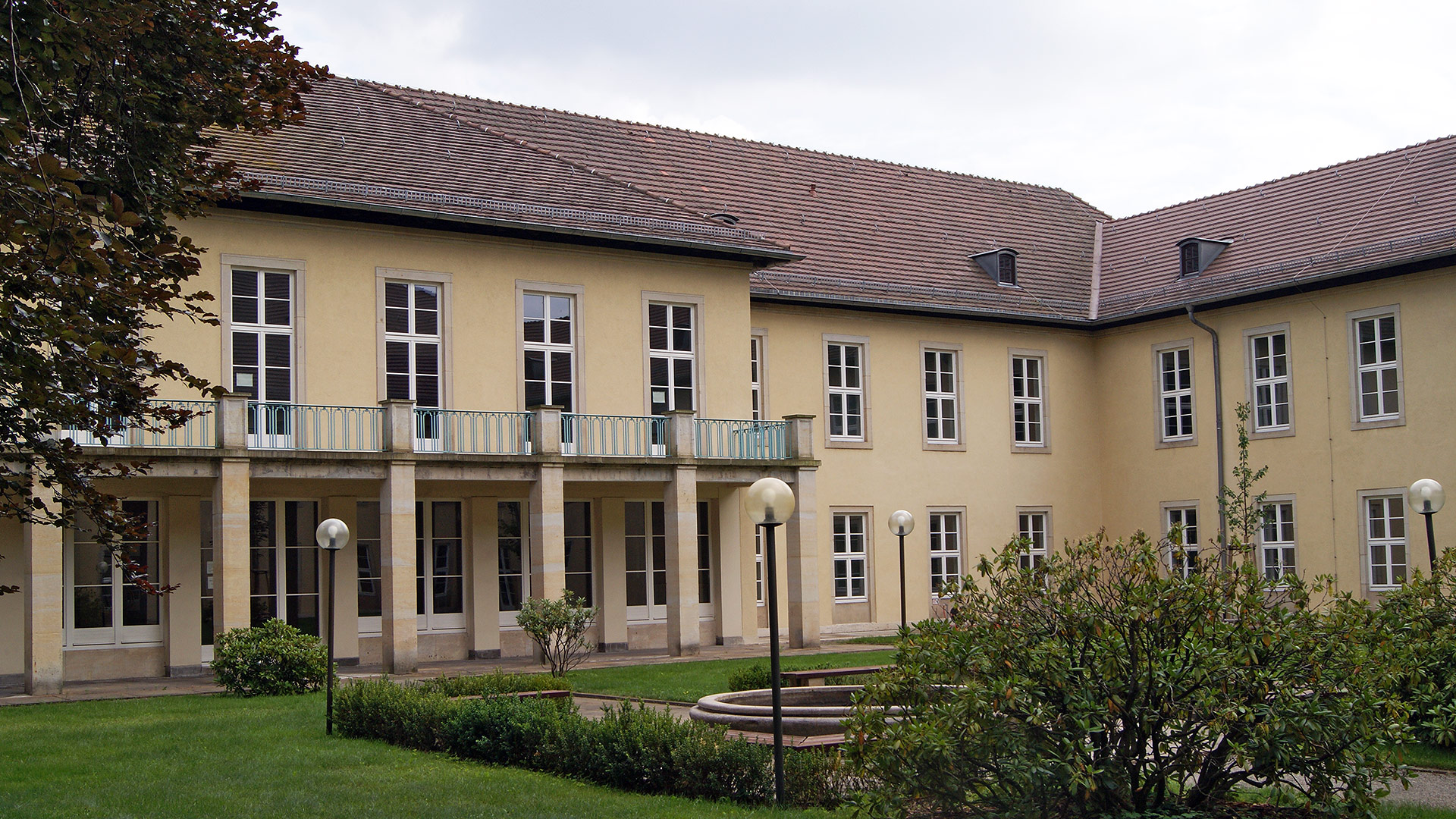 Innenhofansicht mit Ansicht Gebäude und Aussenanlage . Sanierung BImA Hauptverwaltung u. Hauptzollamt, Potsdam