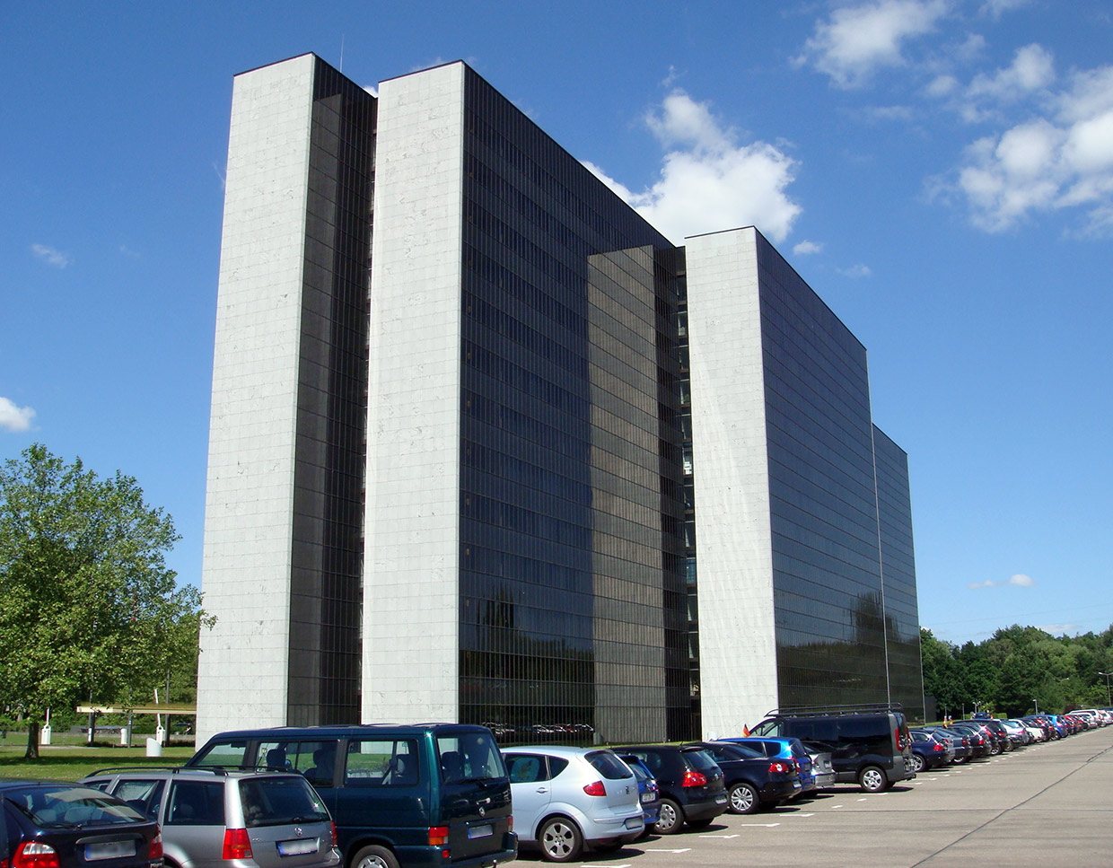 Ansicht der Fassade mit Parkflächen an der Sengelmannstraße . Sanierung Bürogebäude Vattenfall, Hamburg Ansicht der Fassade mit Parkflächen an der Sengelmannstraße . Sanierung Bürogebäude Vattenfall, Hamburg