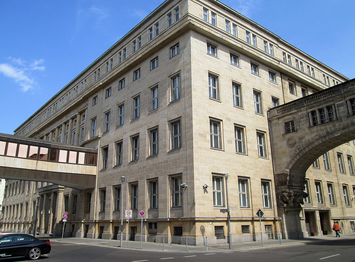 Fassadenansicht mit Verbindungsbrücken Mauerstraße und Französische Straße . Sanierung Bundesministerium für Gesundheit, Berlin Fassadenansicht mit Verbindungsbrücken Mauerstraße und Französische Straße . Sanierung Bundesministerium für Gesundheit, Berlin