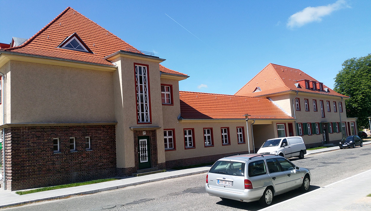 Fassadenansichten weiterer Gebäude, Karl-Liebknecht-Platz . Sanierung Eisenbahnersiedlung, Elstal/ Wustermark Fassadenansichten weiterer Gebäude, Karl-Liebknecht-Platz . Sanierung Eisenbahnersiedlung, Elstal/ Wustermark
