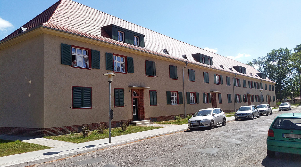 Außenansicht Mehrfamilienhaus Karl-Liebknecht-Platz . Sanierung Eisenbahnersiedlung, Elstal/ Wustermark Außenansicht Mehrfamilienhaus Karl-Liebknecht-Platz . Sanierung Eisenbahnersiedlung, Elstal/ Wustermark