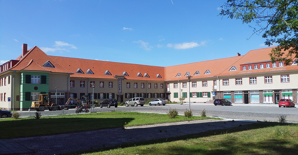 Strassenansicht am Karl-Liebknecht-Platz . Sanierung Eisenbahnersiedlung, Elstal/ Wustermark Strassenansicht am Karl-Liebknecht-Platz . Sanierung Eisenbahnersiedlung, Elstal/ Wustermark