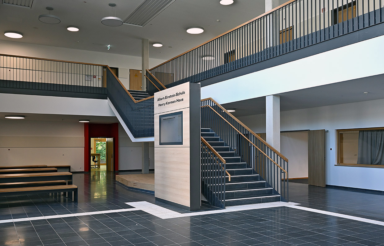 Ansicht Schulgebäude Eingangsbereich, Treppenhaus . Neubau Albert-Einstein-Schule, Laatzen Ansicht Schulgebäude Eingangsbereich, Treppenhaus . Neubau Albert-Einstein-Schule, Laatzen