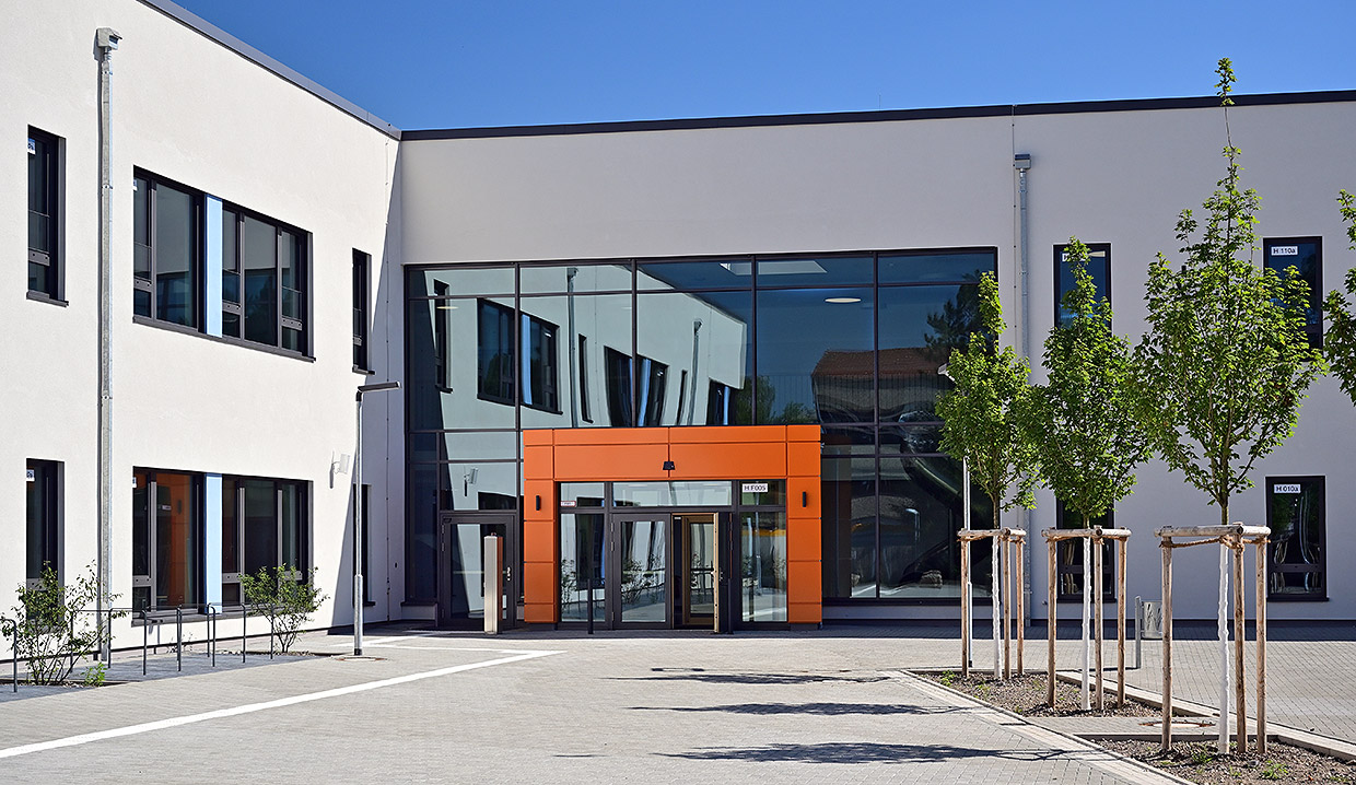 Aussenfassade mit Eingangsbereich . Neubau Albert-Einstein-Schule, Laatzen Aussenfassade mit Eingangsbereich . Neubau Albert-Einstein-Schule, Laatzen
