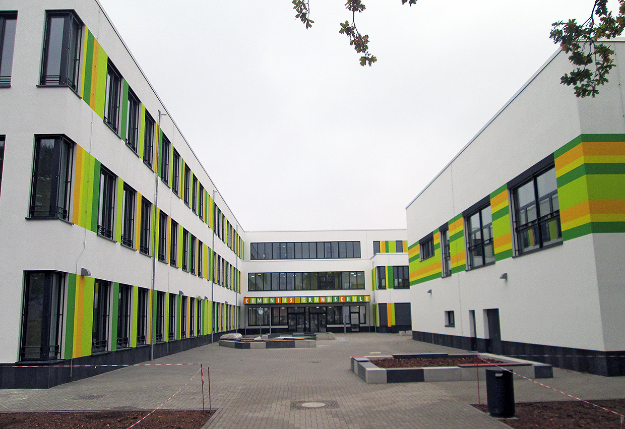 Ansicht Schulgebäude mit Eingangsbereich . Neubau Comenius Grundschule, Oranienburg