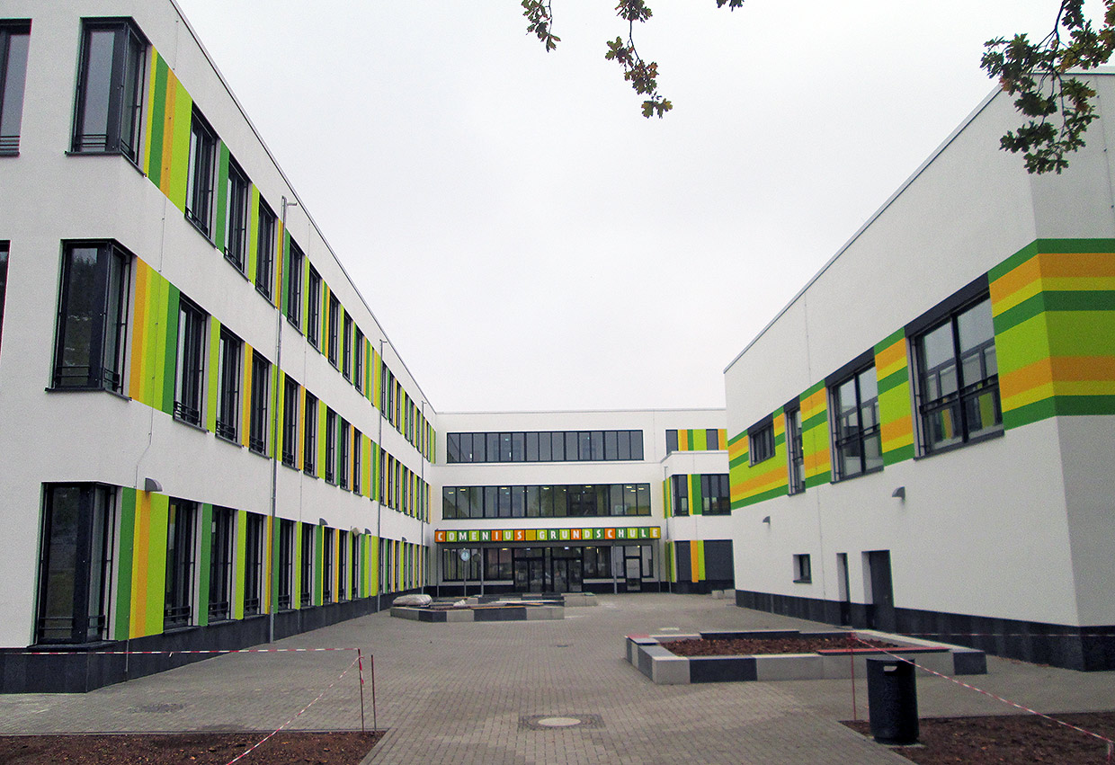 Ansicht Schulgebäude mit Eingangsbereich . Neubau Comenius Grundschule, Oranienburg Ansicht Schulgebäude mit Eingangsbereich . Neubau Comenius Grundschule, Oranienburg