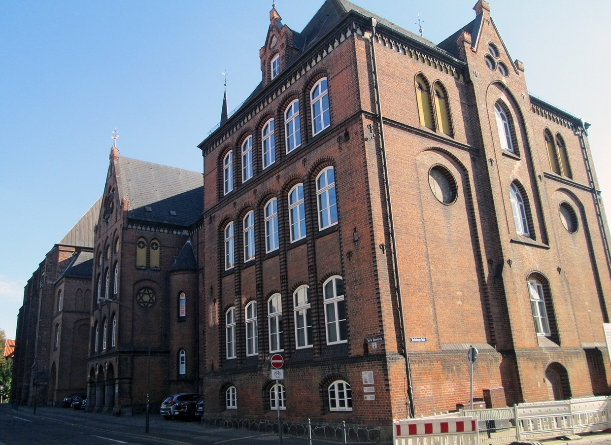 Aussenansicht Schule (Bei der Klosterkirche / Mecklenburger Str.) . Umbau & Sanierung der Integrierten Gesamtschule (IGS) J. W. von Goethe, Wismar Aussenansicht Schule (Bei der Klosterkirche / Mecklenburger Str.) . Umbau & Sanierung der Integrierten Gesamtschule (IGS) J. W. von Goethe, Wismar