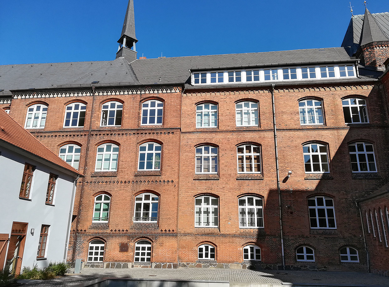 Innenhofsituation . Umbau & Sanierung der Integrierten Gesamtschule (IGS) J. W. von Goethe, Wismar Innenhofsituation . Umbau & Sanierung der Integrierten Gesamtschule (IGS) J. W. von Goethe, Wismar