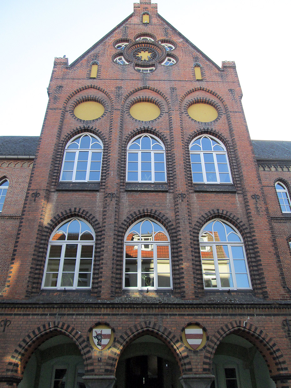 Eingangsbereich Integrierte Gesamtschule Johann Wolfgang von Goethe (Bei der Klosterkirche) . Umbau & Sanierung der Integrierten Gesamtschule (IGS) J. W. von Goethe, Wismar Eingangsbereich Integrierte Gesamtschule Johann Wolfgang von Goethe (Bei der Klosterkirche) . Umbau & Sanierung der Integrierten Gesamtschule (IGS) J. W. von Goethe, Wismar