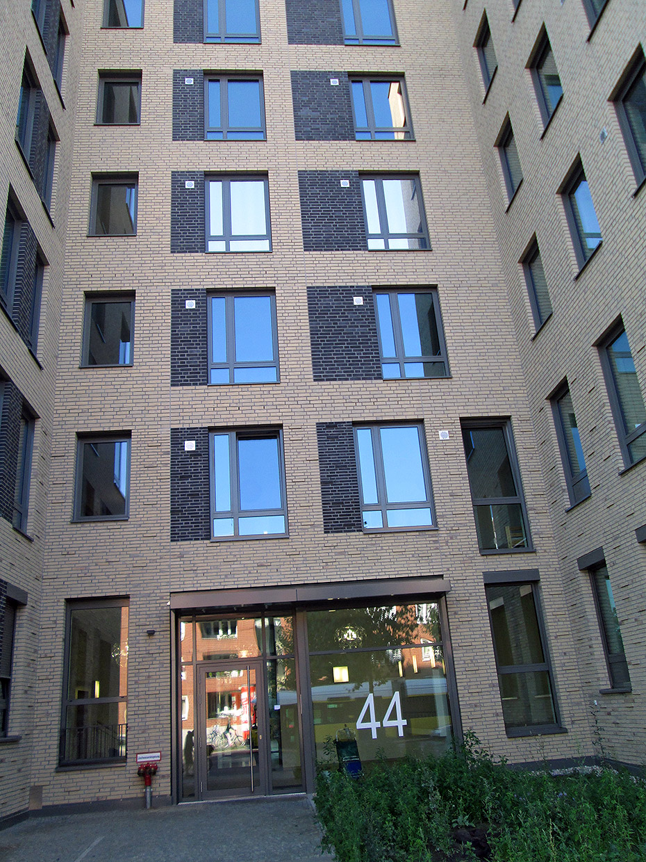Ansicht Aussenfassade  mit Eingangsbereich . Neubau Mehrfamilienhaus, Bernauer Straße Berlin