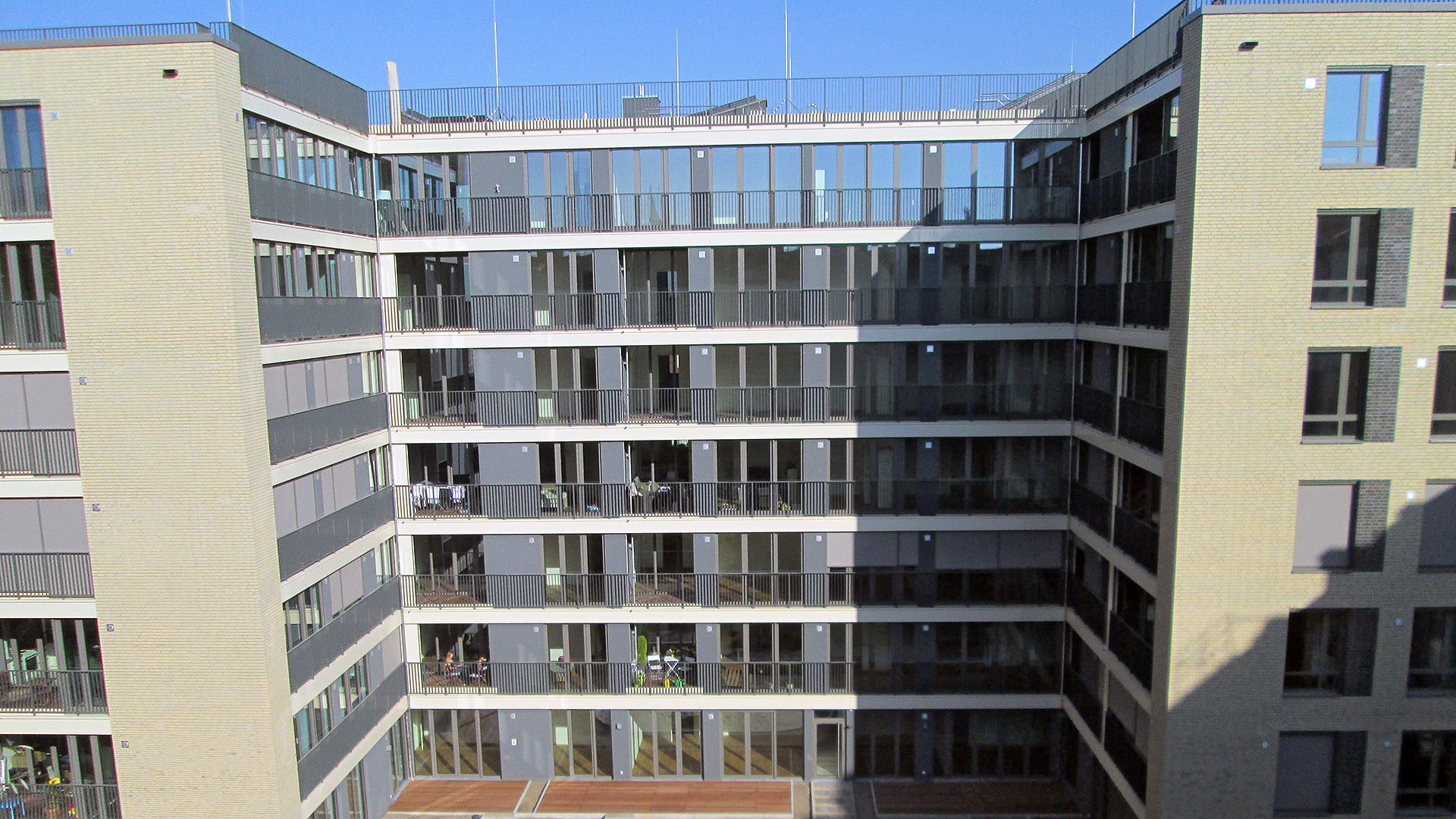 Ansicht Hofbereich Fassade/ Balkonbereiche . Neubau Mehrfamilienhaus, Bernauer Straße Berlin