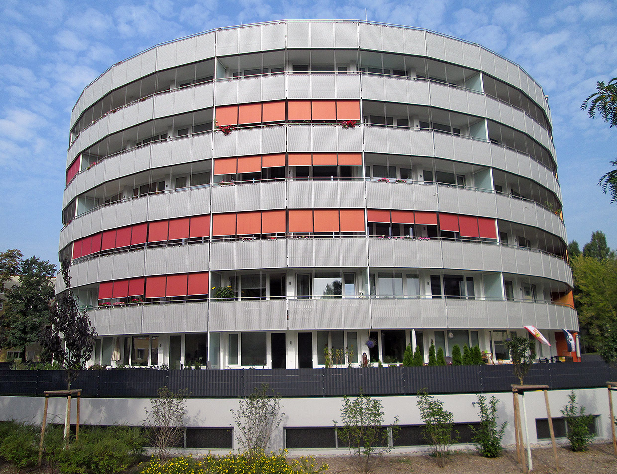 Außenansicht Wohnhaus mit Verschattungssystem und großzügigen Balkonanbauten . Neubau Mehrfamilienhaus, Degnerstraße Berlin Außenansicht Wohnhaus mit Verschattungssystem und großzügigen Balkonanbauten . Neubau Mehrfamilienhaus, Degnerstraße Berlin