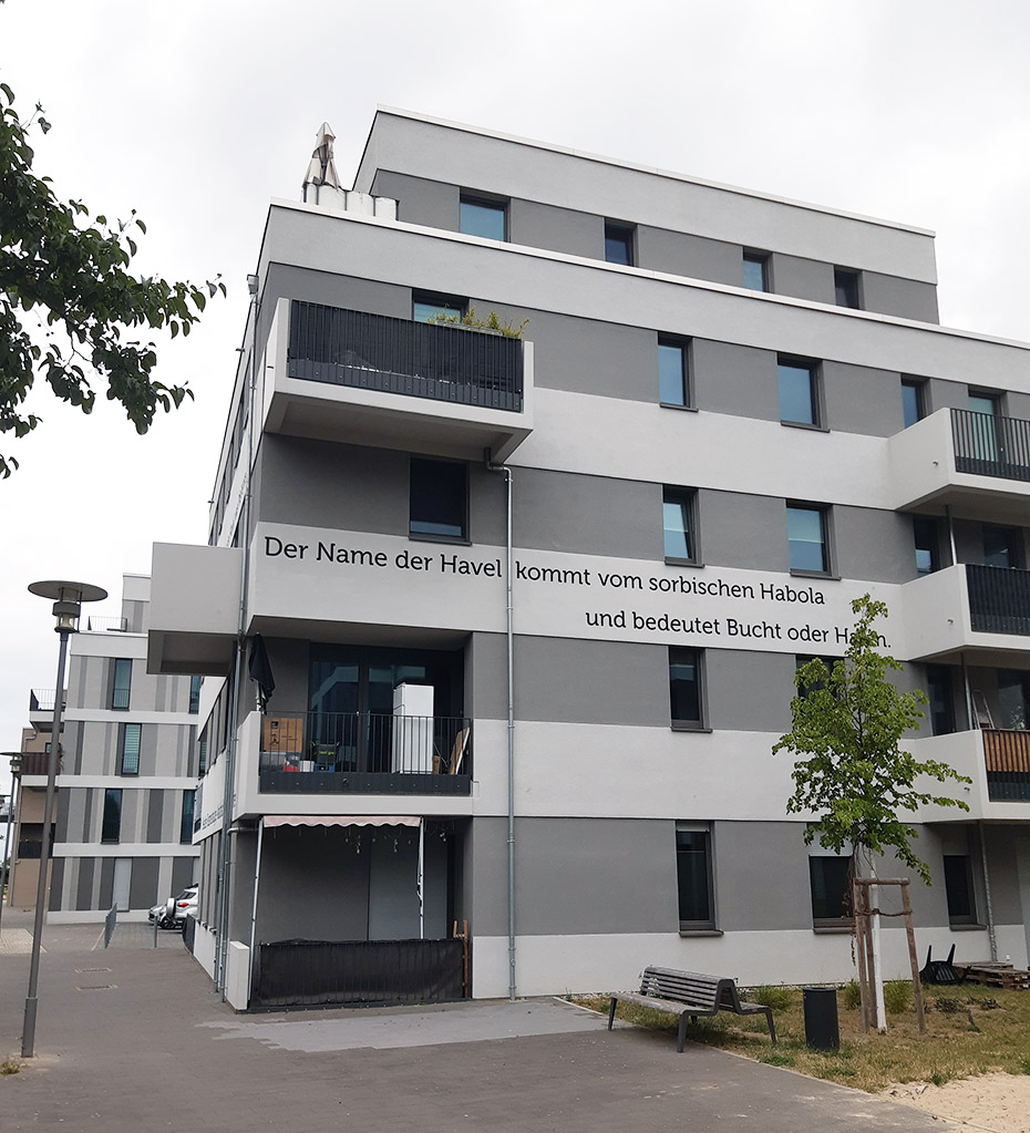 Ansicht Wohnhaus mit Namenserläuterung: Der Name der Havel kommt vom sorbischen Habola und bedeutet Bucht oder Hafen . Neubau Wasserstadt Oberhavel, Berlin-Spandau