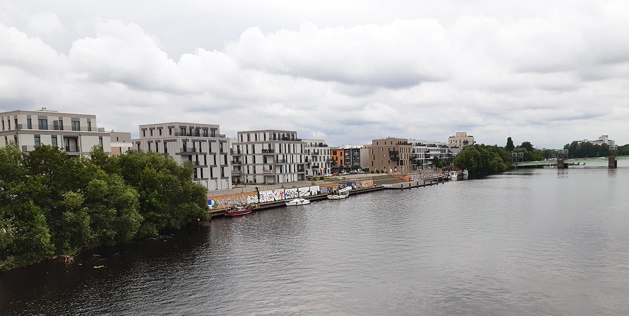 Blick von der Havel auf das Neubaugebiet (im Hintergrund Spandauer Seebrücke) . Neubau Wasserstadt Oberhavel, Berlin-Spandau Blick von der Havel auf das Neubaugebiet (im Hintergrund Spandauer Seebrücke) . Neubau Wasserstadt Oberhavel, Berlin-Spandau