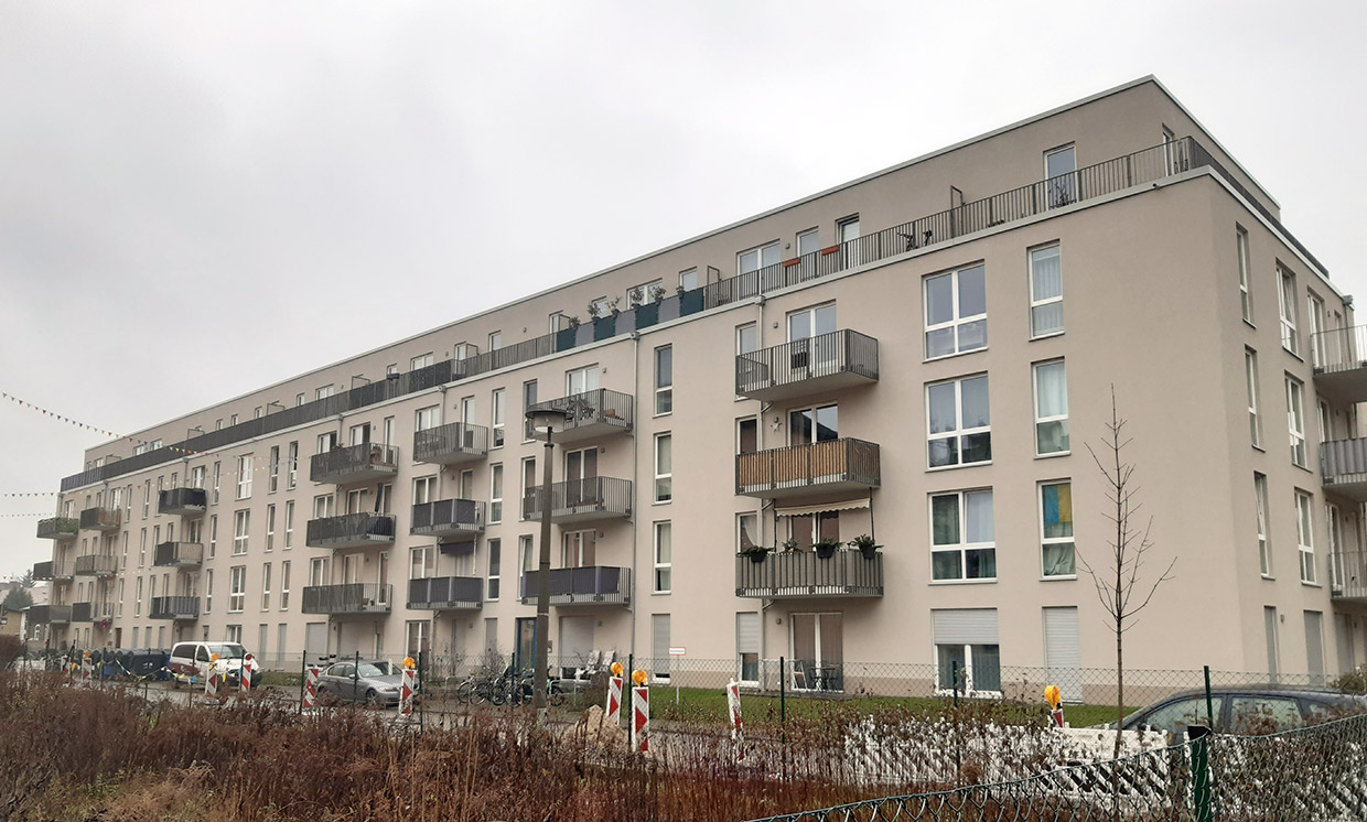 Ansicht Schmohlstraße, Wohnhaus Aussenfassade mit Balkonen . Neubau Wohnanlage Schmohlgärten, Berlin Ansicht Schmohlstraße, Wohnhaus Aussenfassade mit Balkonen . Neubau Wohnanlage Schmohlgärten, Berlin