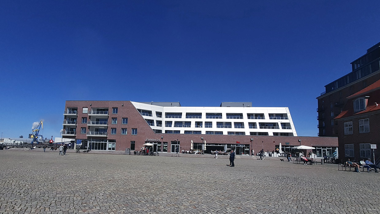 Gebäudegesamtansicht mit Vorplatz Alter Hafen/ Hafenspitze und Rückseiten Baumhaus, Ohlerich Speicher . Neubau Wohn- und Geschäftshaus Hafenspitze, Wismar